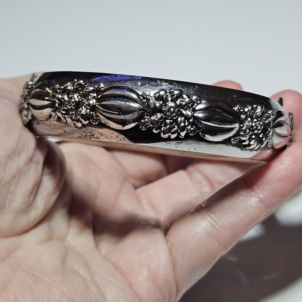 Vintage Silver Tone Embossed Floral Hinged Bangle Bracelet 7.85"